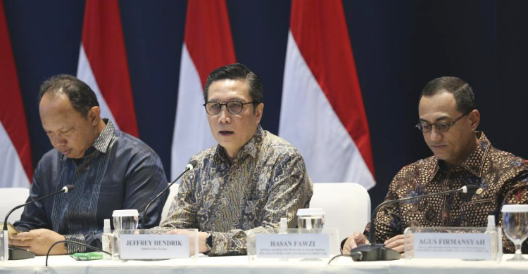Direktur Utama Bursa Efek Indonesia (BEI) Jeffrey Hendrik (tengah) bersama Direktur Perdagangan dan Pengaturan Anggota Bursa BEI Irvan Susandy (kiri) dan Kepala Eksekutif Pengawas Pasar Modal, Keuangan Derivatif, dan Bursa Karbon Otoritas Jasa Keuangan (OJK) Hasan Fawzi. Foto : Ist