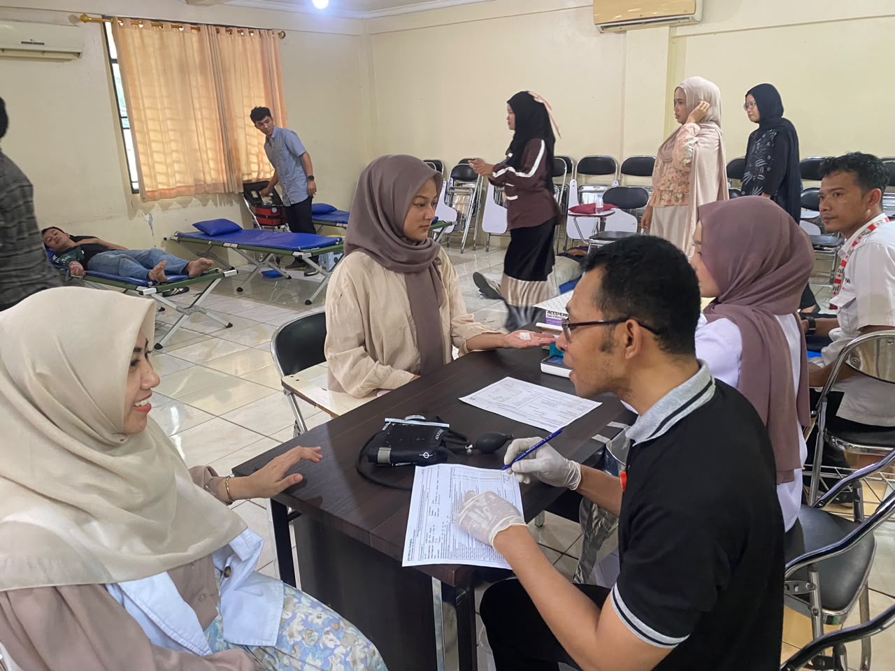 Dua dosen melakukan pemeriksaan sebelum dilakukan donor darah di Kampus STISIP Banten Raya, Pandeglang, Selasa (27/10/2026).(Istimewa)