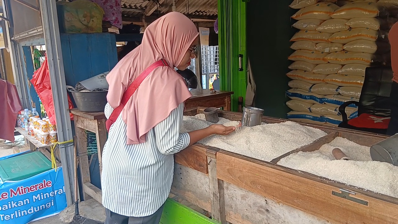 MEMBELI BERAS. Warga sedang membeli beras di Pasar Malingping, Kecamatan Malingping, Kabupaten Lebak, Senin (5/10). (ISTIMEWA)