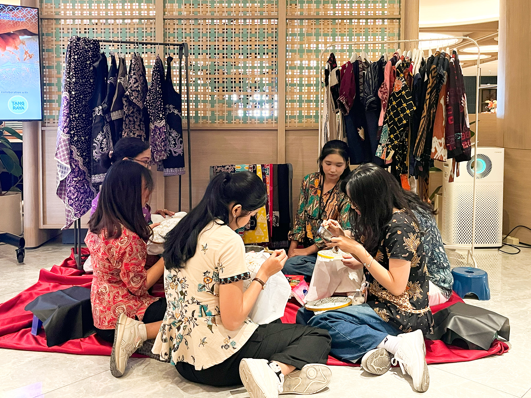 Tamu VIVERE Hotel, ARTOTEL Curated Gading Serpong mencoba langsung membatik bersama UMKM Tangerang Raya dalam perayaan Hari Batik Nasional. (Dok. Vivere Hotel)