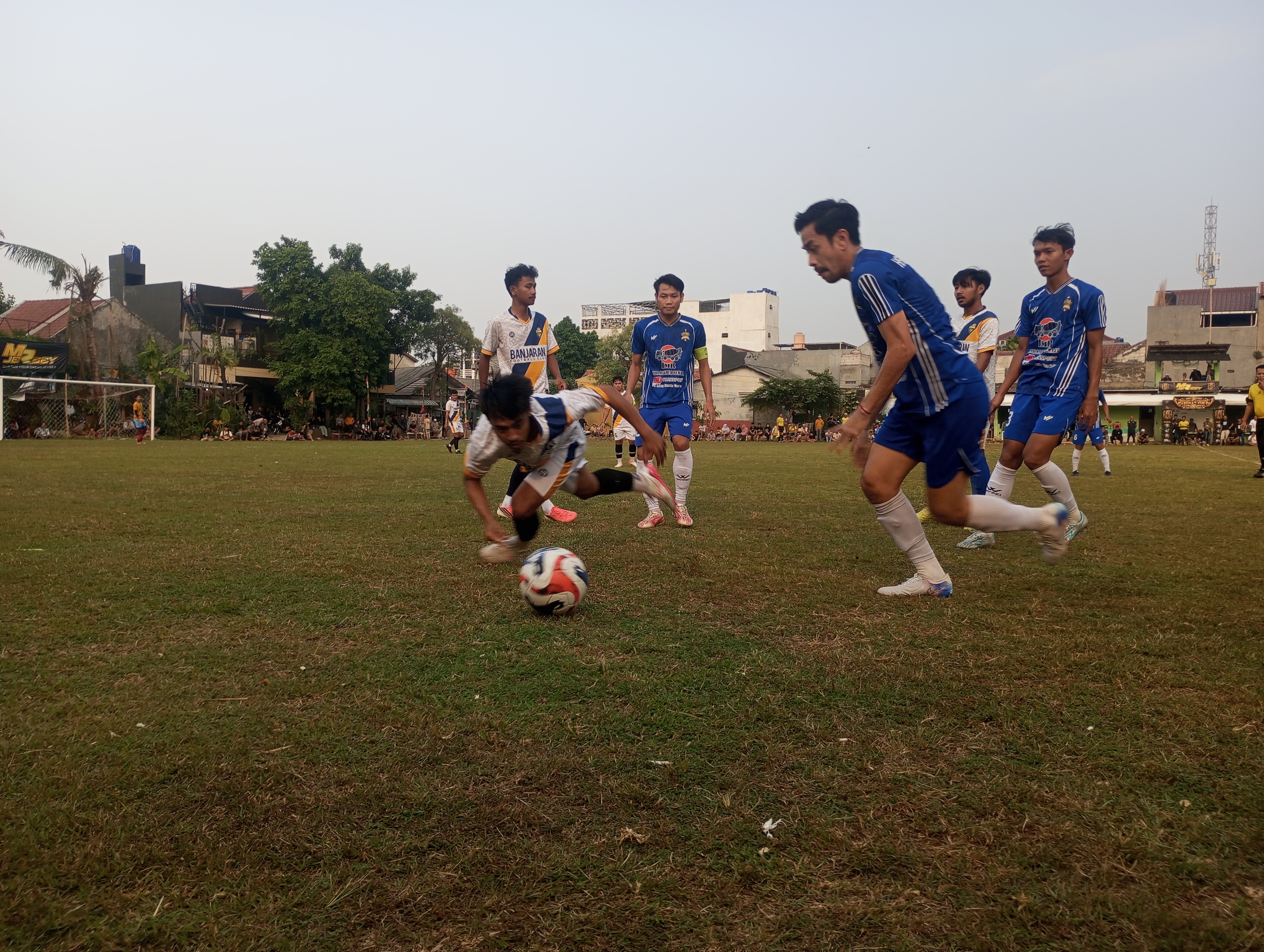 Penyerang HBB Boy, Sandi Bule berusaha mengejar bola pada laga lawan Pukat BFC, Senin (12/10/2026) sore.(red/tangselpos.id).