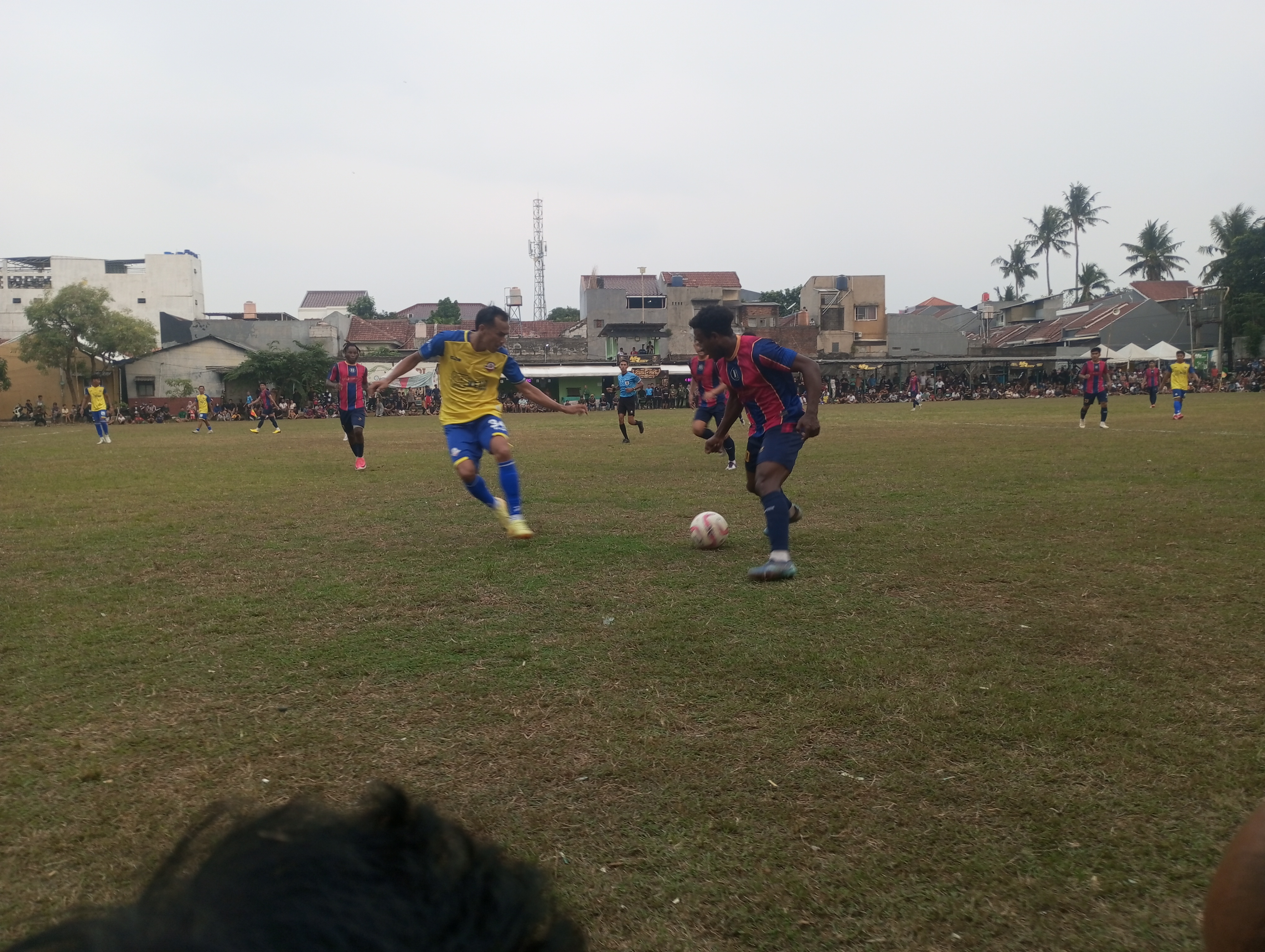 Pemain asing Hoky FC, Kevin Thuran dibayangi pemain belakang Calling Ball Bingunk FC, Rijal Hamdani pada laga Sabtu (24/10/2026) sore.