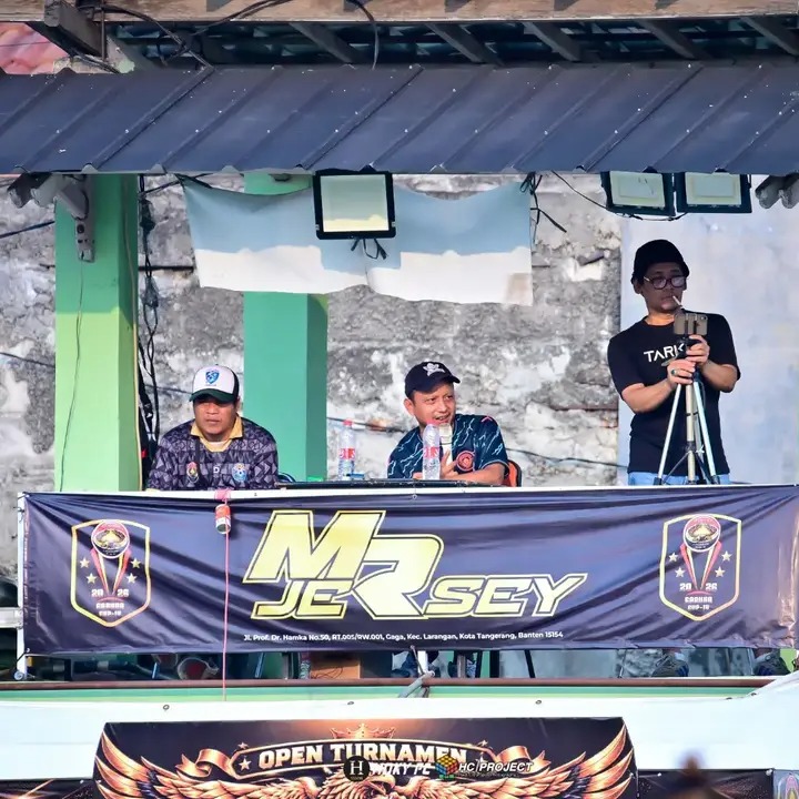 Wahyu Ardiansyah (tengah) dan Andre Bagol (kiri), duet Host New Garuda Cup IV 2026 yang memberi bumbu keseruan laga demi laga dengan ulasan dan laporan pandangan mata.(Foto: FB/Andre Amw).