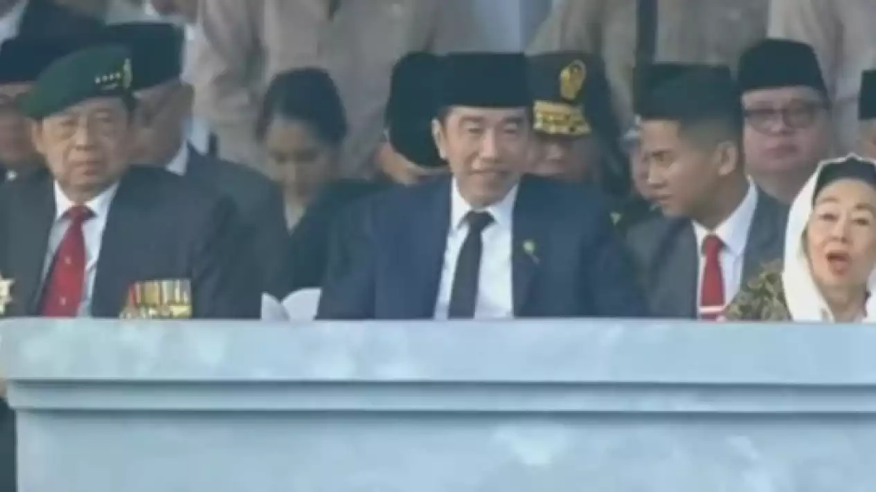 Presiden ke-6 RI Susilo Bambang Yudhoyono (SBY) dan Presiden ke-7 RI Joko Widodo (Jokowi) menghadiri upacara peringatan HUT ke-81 TNI di Lapangan Prima Mabes TNI. Foto : Ist