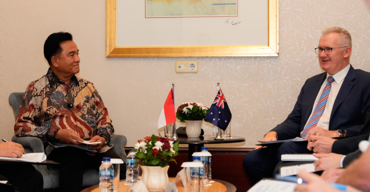 Menteri Koordinator Bidang Hukum, Hak Asasi Manusia, Imigrasi, dan Pemasyarakatan (Menko Kumham Imipas) Yusril Ihza Mahendra melakukan pertemuan bilateral dengan Menteri Dalam Negeri Australia, Tony Burke, di Ritz-Carlton. Foto : Ist