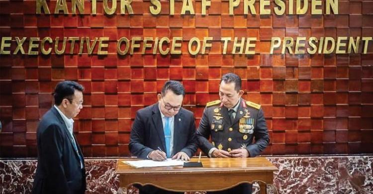 Serah terima Kepala KSP dari Jenderal TNI (Purn) Dudung Abdurachman (kiri) kepada Jenderal Pol Listyo Sigit Prabowo. Foto : Ist