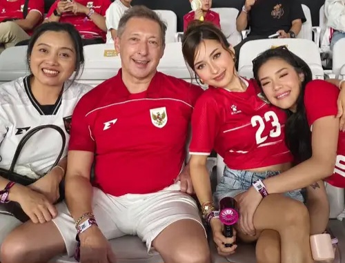 Jennifer Coppen (no 23) dan keluarga di GBK.
