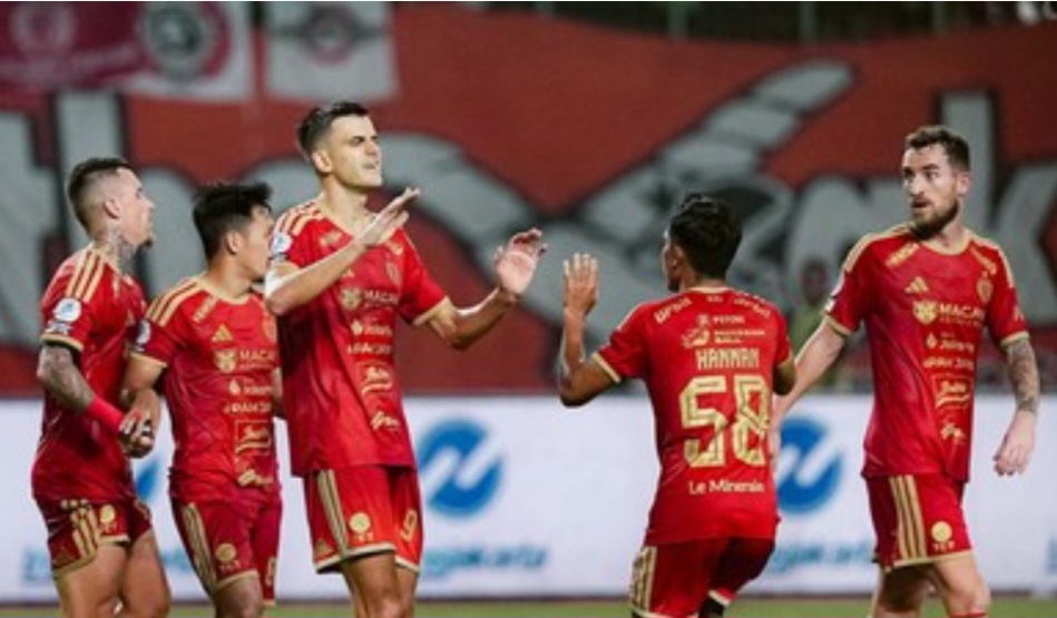 Selebrasi skuad Persija usai menang 5-1 dari Arema FC. Foto : Ist