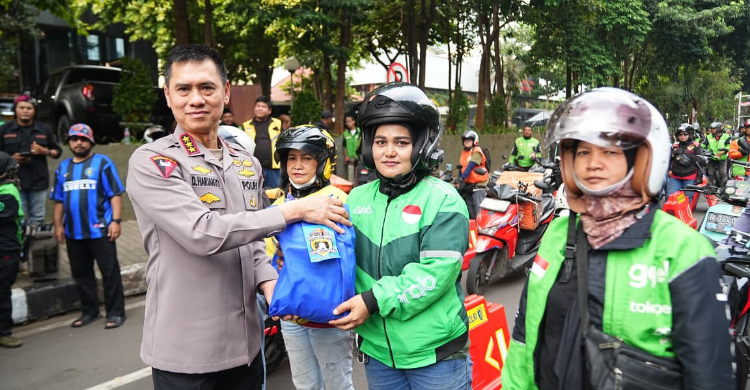Kapolda Metro Jaya Komjen Pol. Dadang Hartanto bersama pengemudi Ojol dalam kegiatan Sabtu Berkah. Foto : Ist