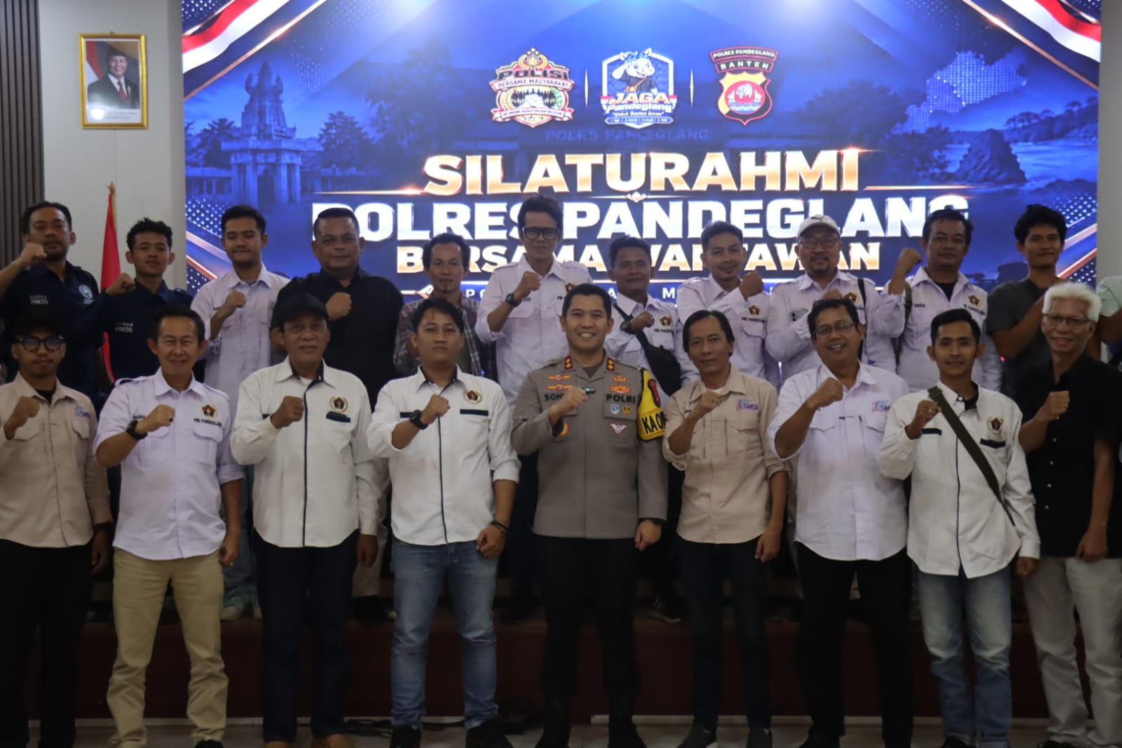 KEPALKAN TANGAN. Kapolres Pandeglang AKBP Sonny Harsono sedang foto bersama para wartawan Pandeglang sambil mengepalkan tangan sebagai simbol semangat, usai melakukan bincang-bincang hangat di Aula Mapolres Pandeglang, Rabu (28/10). (HUMAS POLRES PANDEGLANG)