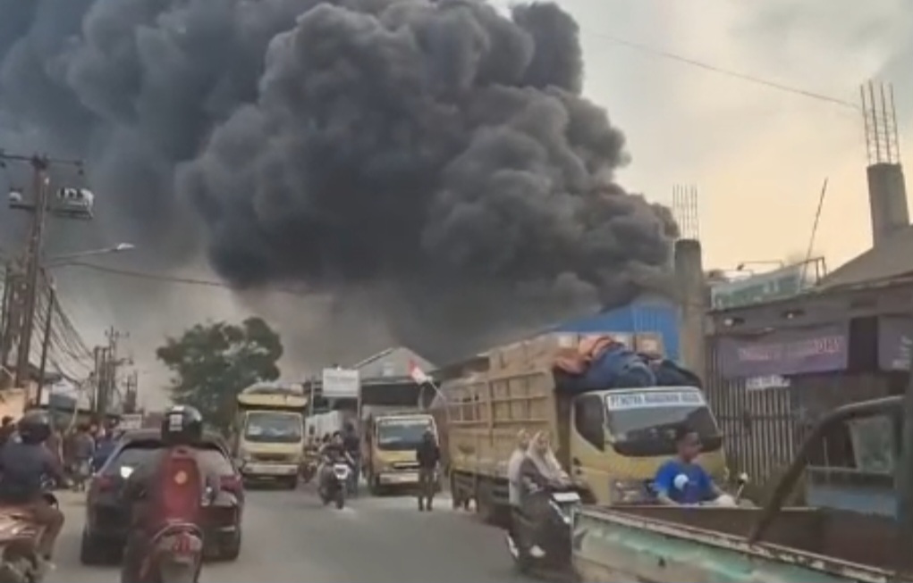 Kebakaran gudang paralon milik PT Indonesia Polyurethane Industri di Jalan Raya Legok, Desa Legok, Kecamatan Legok, Kabupaten Tangerang, Selasa (13/10/2026) sore. Foto : Ist