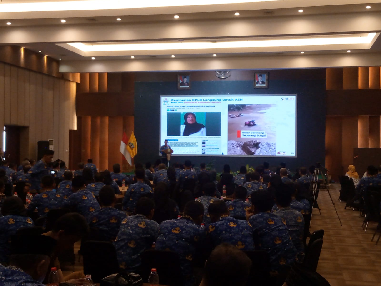 Kepala BKN, Prof. Zudan Arif Fakrulloh memberikan pengarahan kepada para Aparatur Sipil Negara (ASN) Kota Serang, di Hotel Horison, Serang Senin (19/10/2026).(Ari Supriadi-tangselpos.id.)