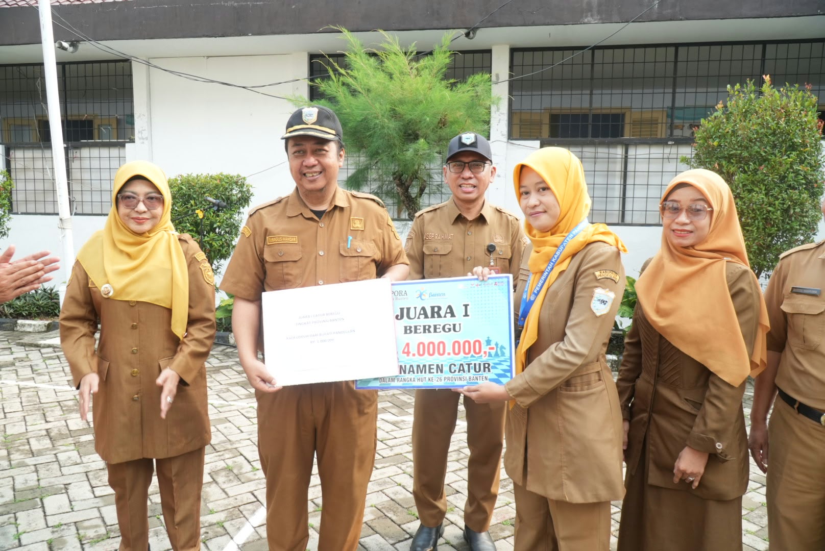 Bupati Dewi Setiani dalam kesempatan apel pagi di lingkungan Sekretariat Daerah (Setda) Kabupaten Pandeglang, Senin (12/10/2026).(Istimewa)