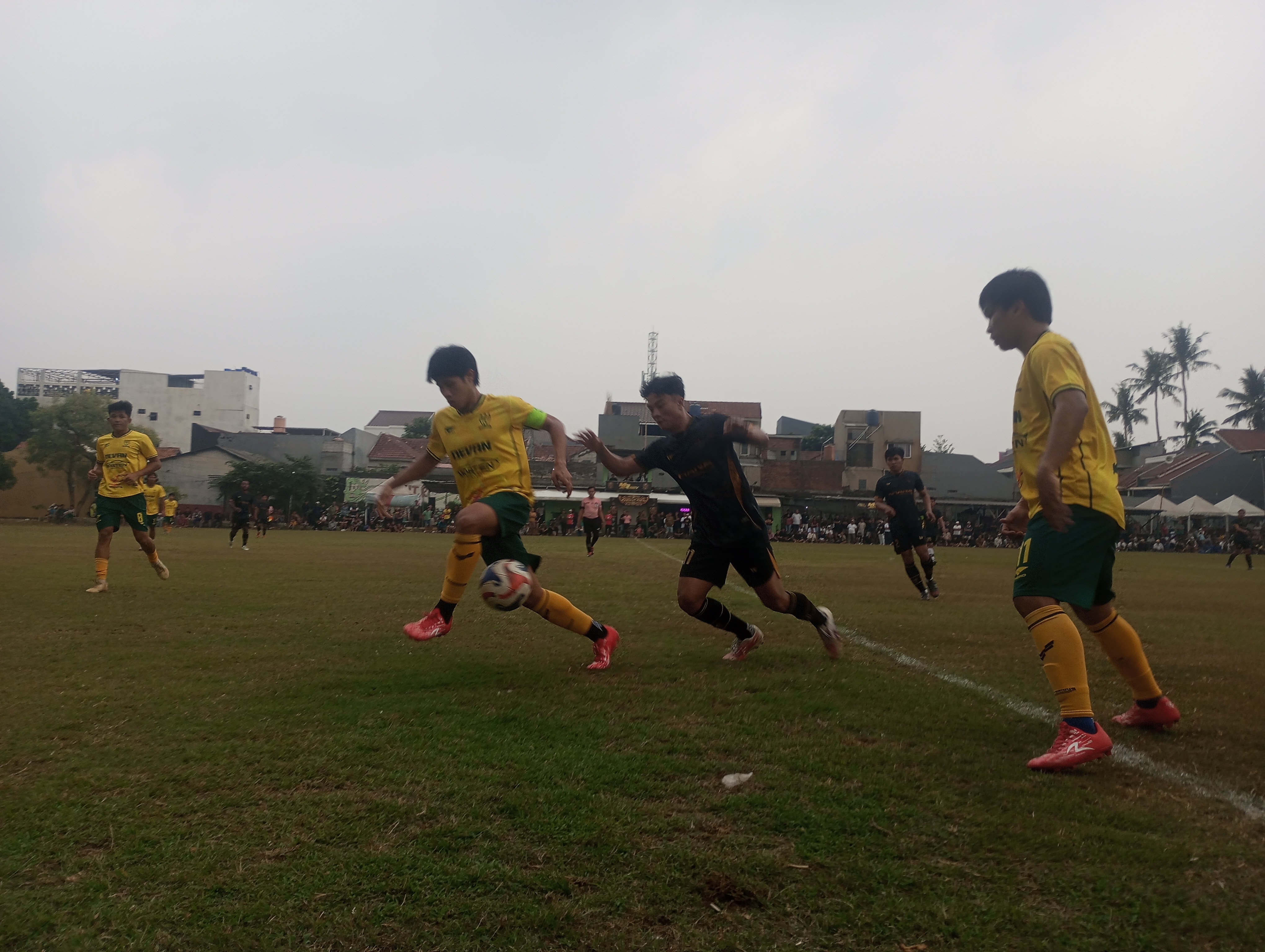 Kapten RBC Kembangan, Rafli kuasai bola dan coba direbut penyerang Khana Sparta, Cecep pada Selasa (27/10/2026) sore.(red/tangselpos.id).