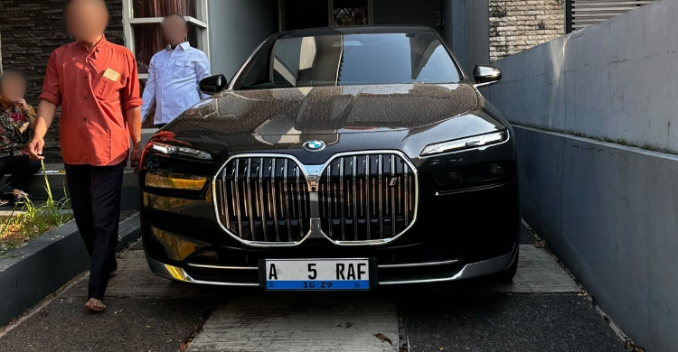 Mobil listrik BMW i7 milik Ashraff Abu yang kini disita KPK. Foto : Ist