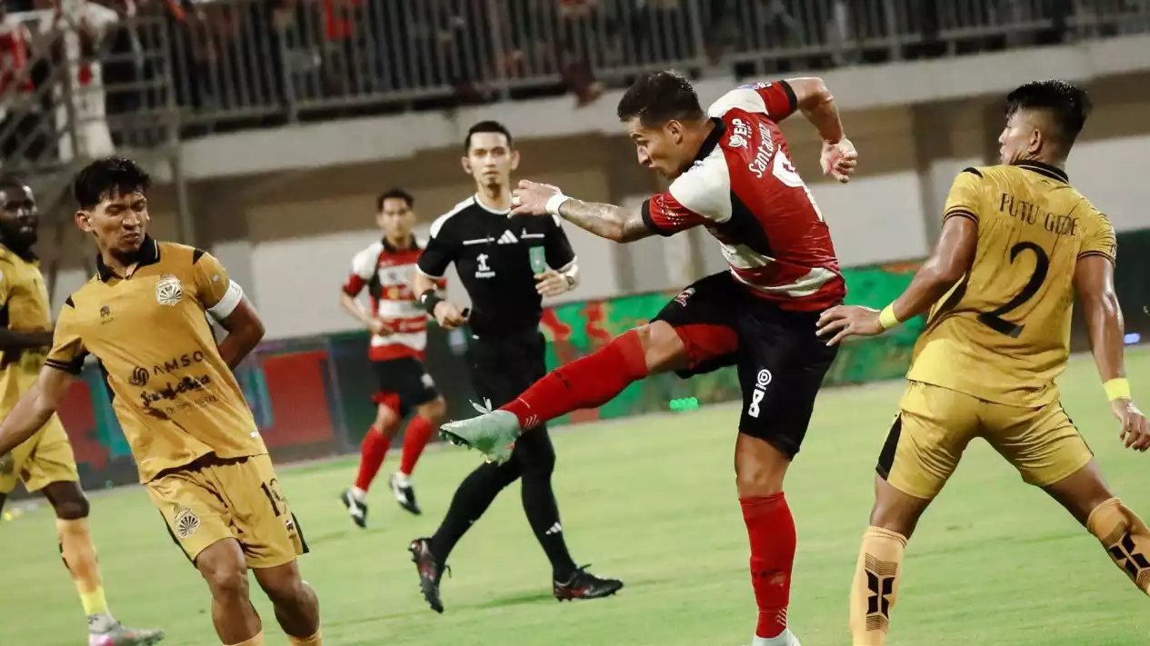 Laga Madura United berakhir imbang 3-3 melawan Bhayangkara. Foto : Ist
