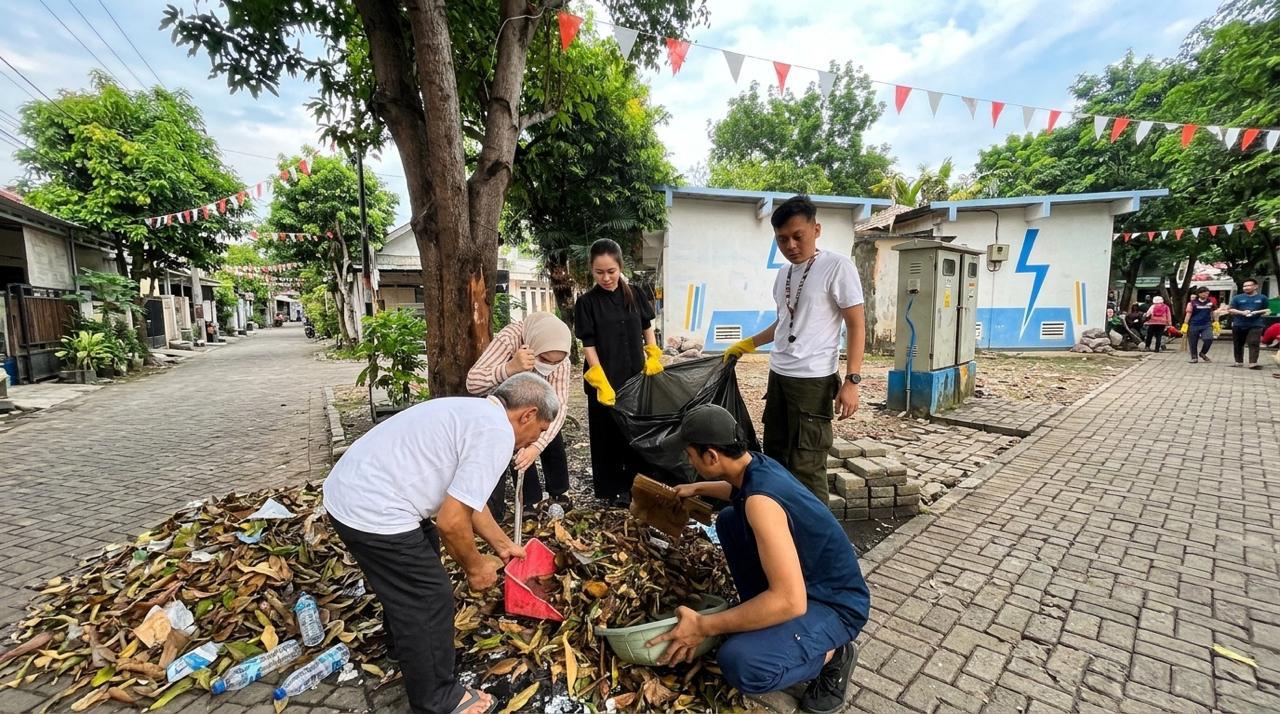 GOTONG-ROYONG . Wakil Ketua DPRD Kota Tangsel, Maria Teresa ikut serta gotong-royong bersama warga Villa Mutiara, Sawah Baru, Kecamatan Ciputat.