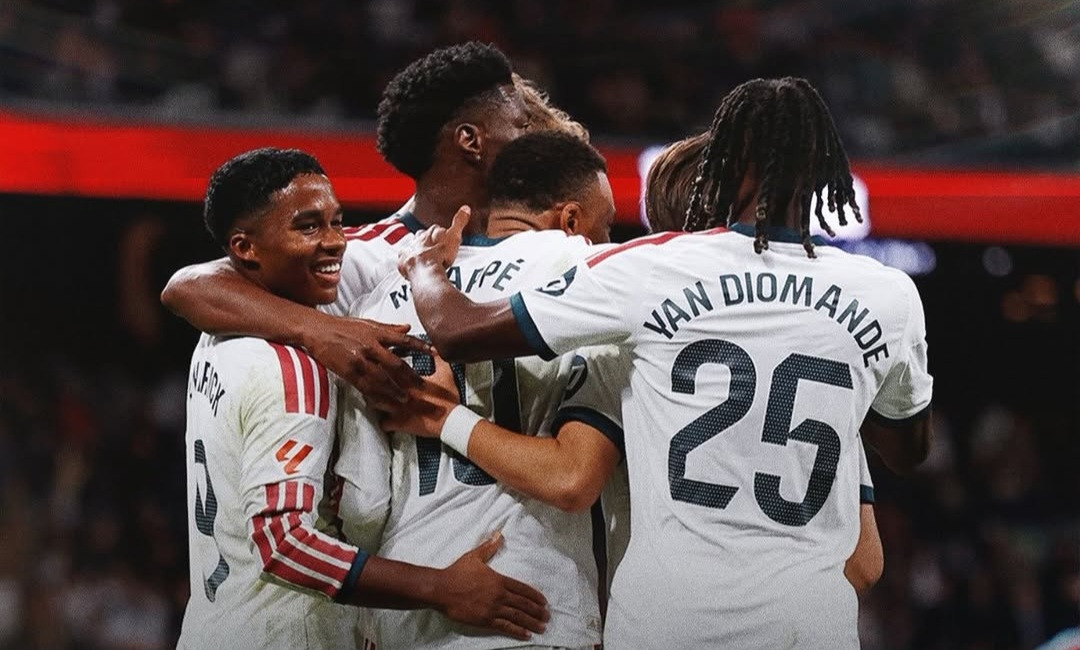 Selebrasi skuad Real Madrid usai menggulung Sevilla 4-1. Foto : Ist