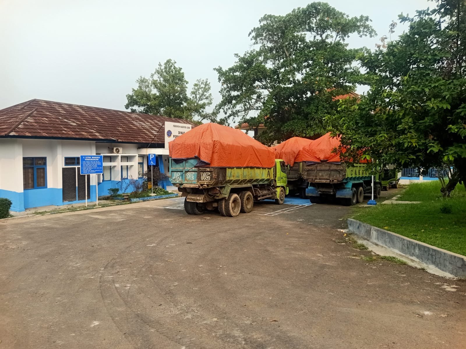 Truk pengangkut tanah yang melanggar jam operasional diamankan Dishub Lebak, Selasa (13/10/2026).(Istimewa)