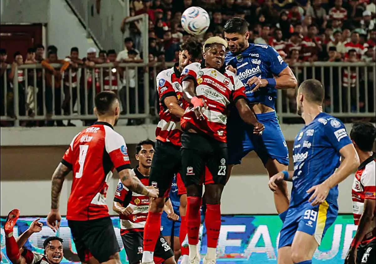 Laga seru Madura United menang 1-0 dari tamunya Persib. Foto : Ist