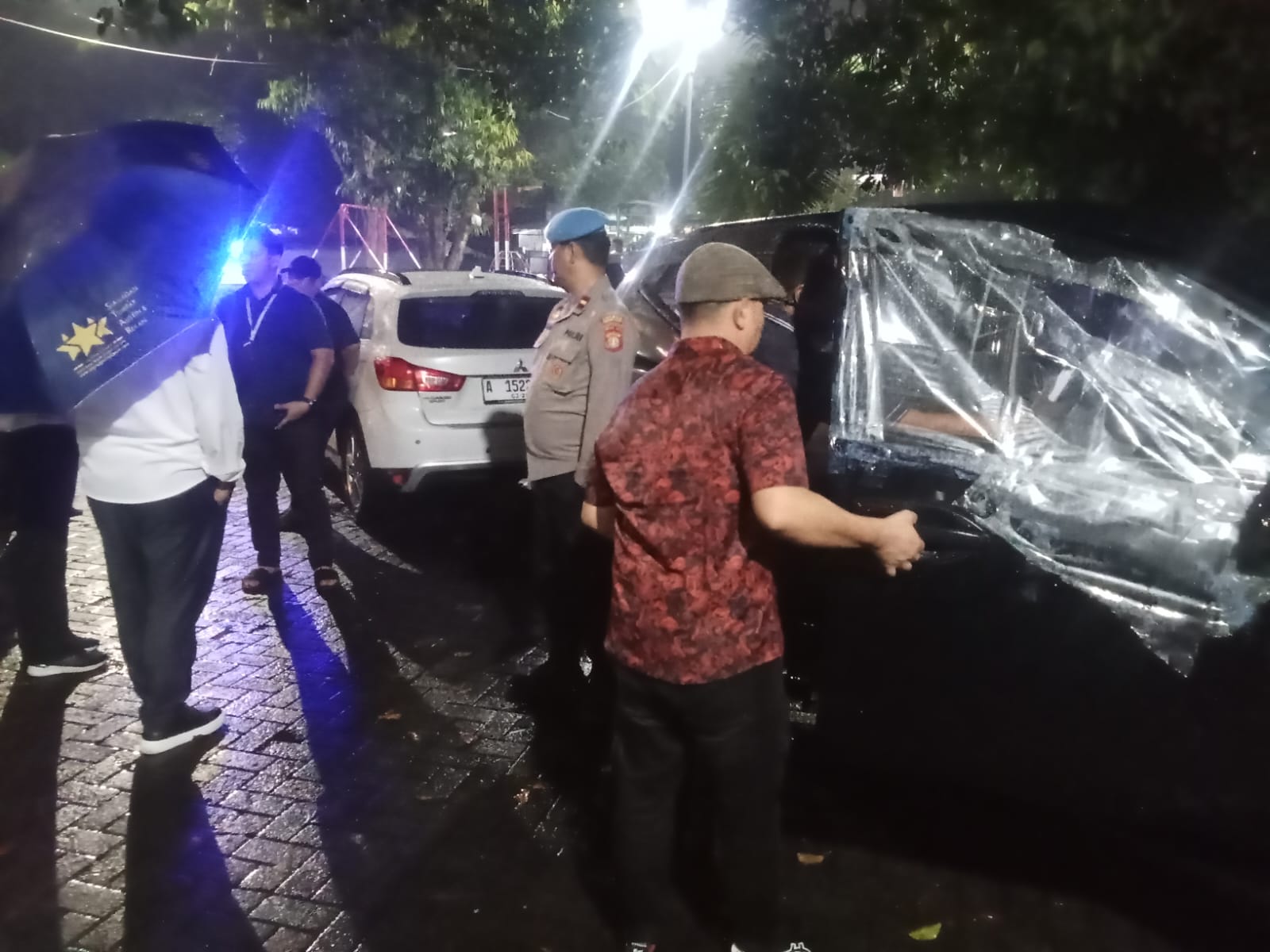 PECAH KACA - Sejumlah petugas Polsek Serpong datangi TKP aksi pencurian pecah kaca mobil di kawasan Serpong.
