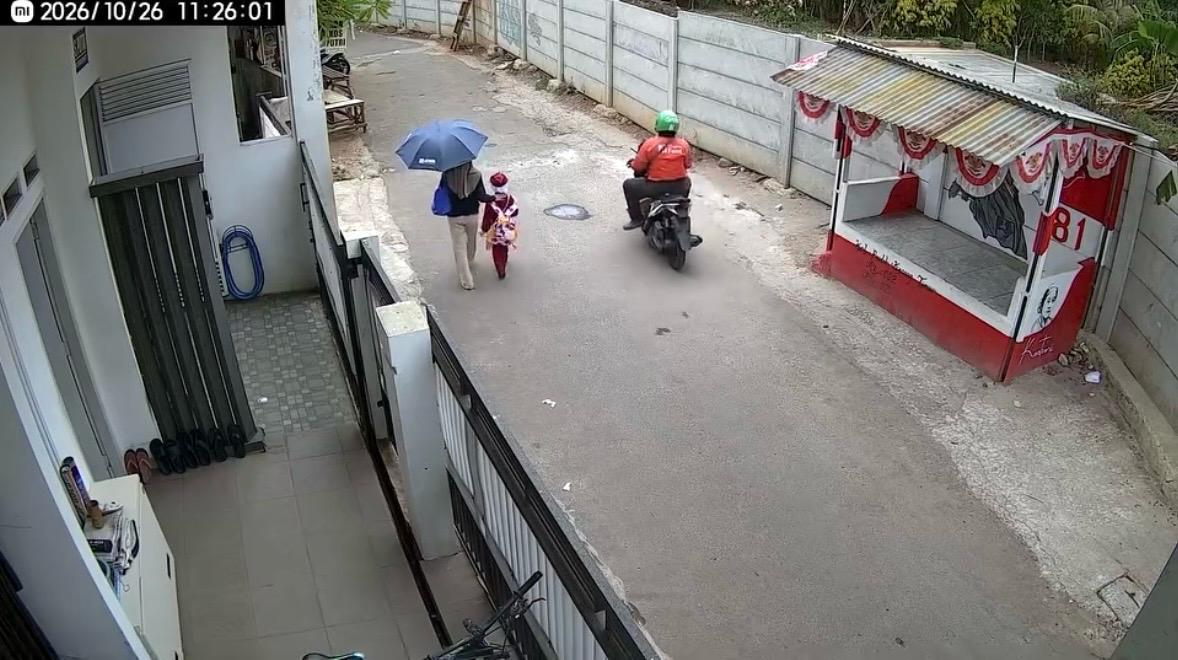PELECEHAN - Terlihat rekaman CCTV pria berjaket ojol tengah melancarkan aksinya melecehkan seorang ibu yang sedang berjalan kaki.