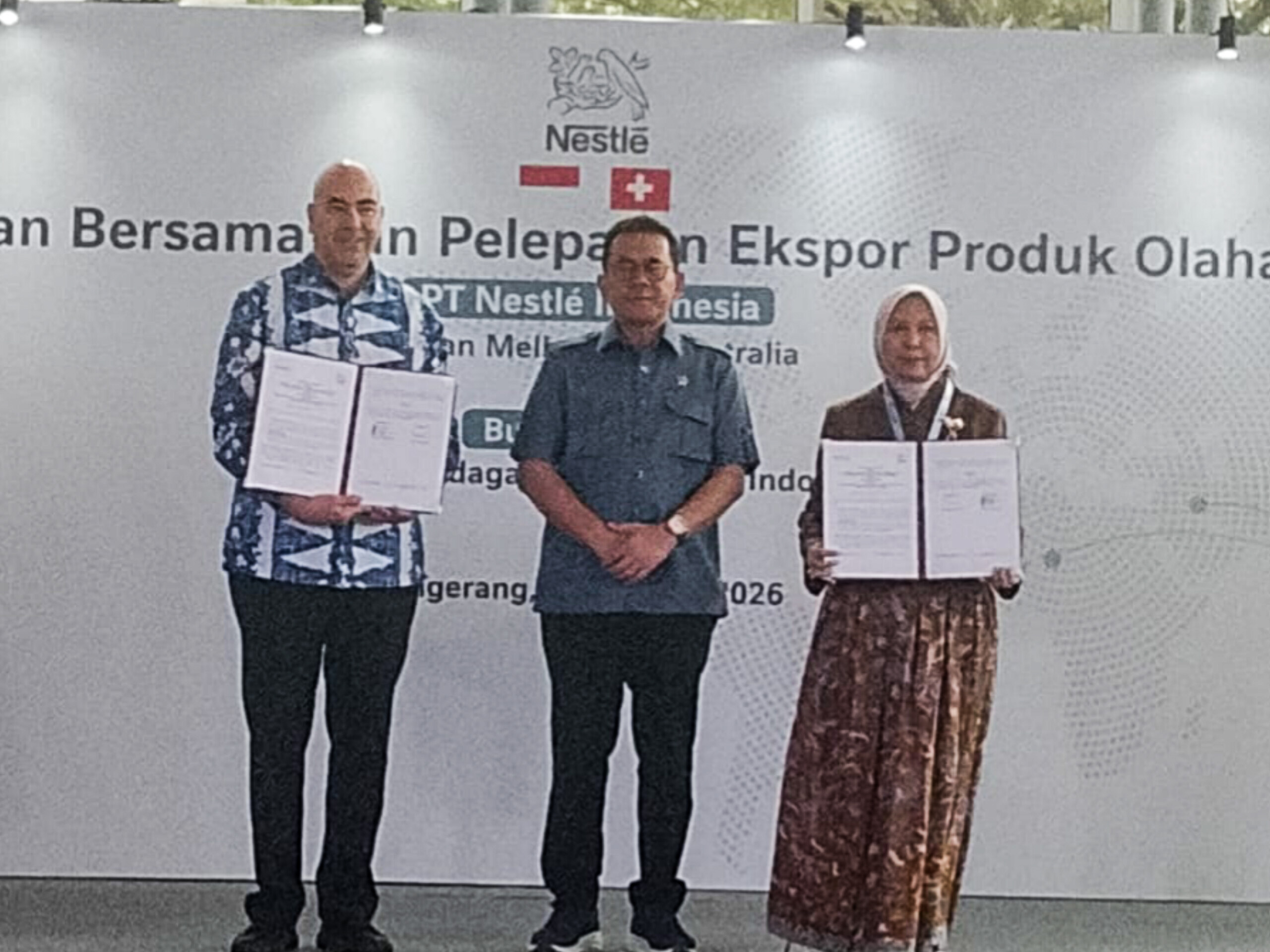 Ki-ka: Georgios Badaro (Nestlé Indonesia), Budi Santoso (Mendag RI), dan Fajarini Puntodewi (Dirjen Kemendag) dalam seremoni pelepasan ekspor Nestlé di ICE BSD, Kamis (15/10/2026). (tangselpos.id/lim)