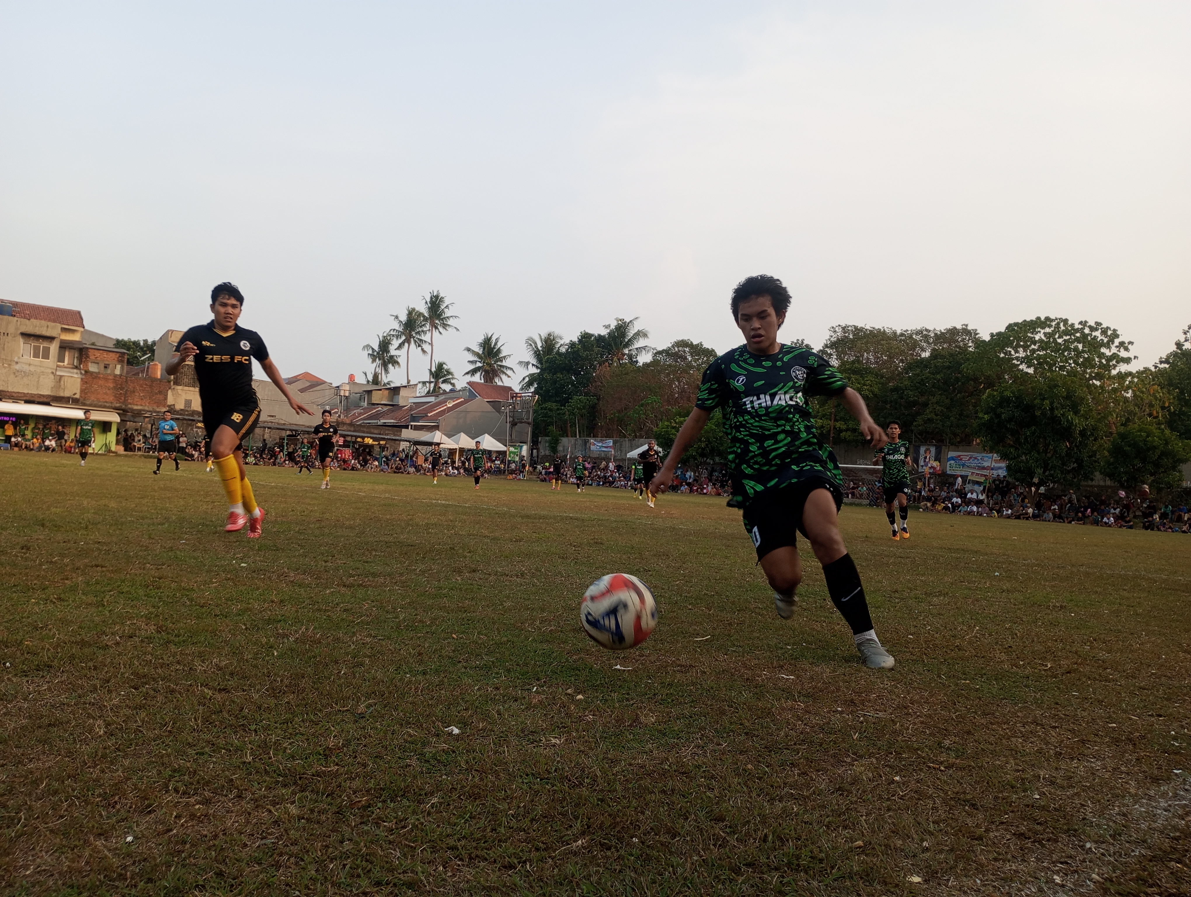 Pemain Nitro FC, Fasya menggiring bola dikejar pemain ZES FC pada pertandingan Senin (19/10/2026) sore.(red/tangselpos.id).