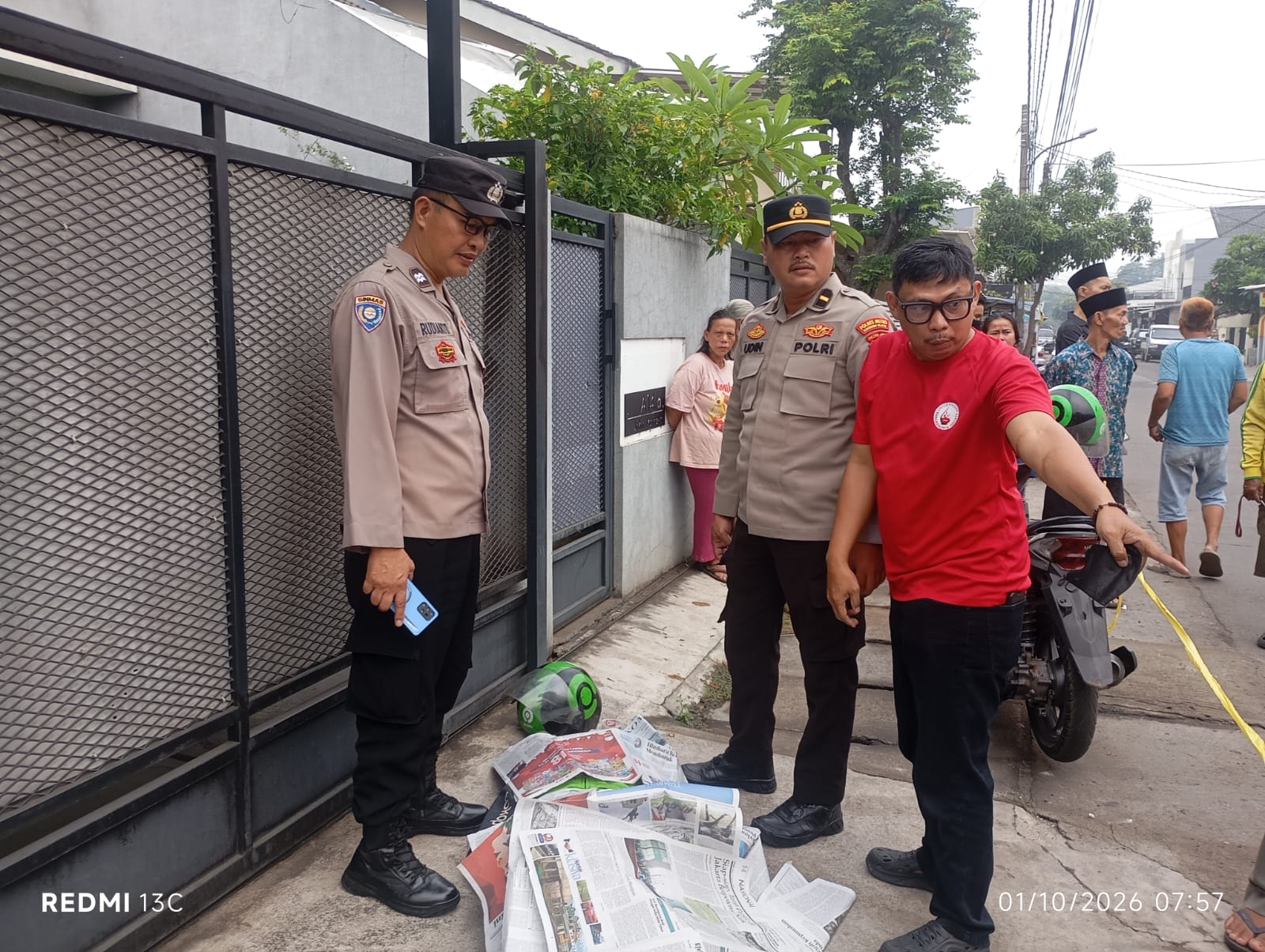KECELAKAAN. Polisi saat melakukan olah TKP insiden pengemudi ojol yang tewas usai terjatuh dari kendaraannya.
