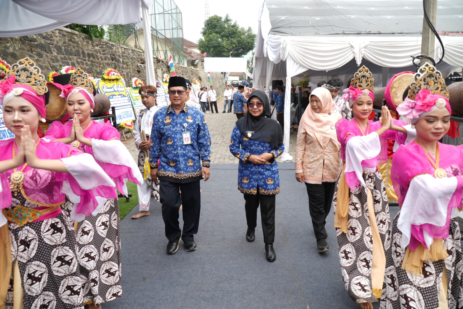 Bupati Pandeglang, Raden Dewi Setiani didampingi Kepala Bapenda, Ramadani saat menghadiri persemian Gedung Pelayanan Pajak Daerah, di Jl. Ahmad Yani Gang Istal, Rabu (28/10/2026).(Istimewa)