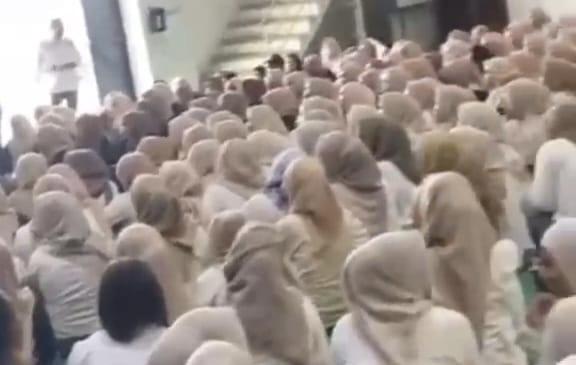 PENJELASAN. Para pekerja sedang dikumpulkan untuk diberi penjelasan soal penutupan operasional PT Parkland World Indonesia (PWI) 6 di Kecamatan Rangkasbitung, Kabupaten Lebak, beberapa waktu lalu. (ISTIMEWA)