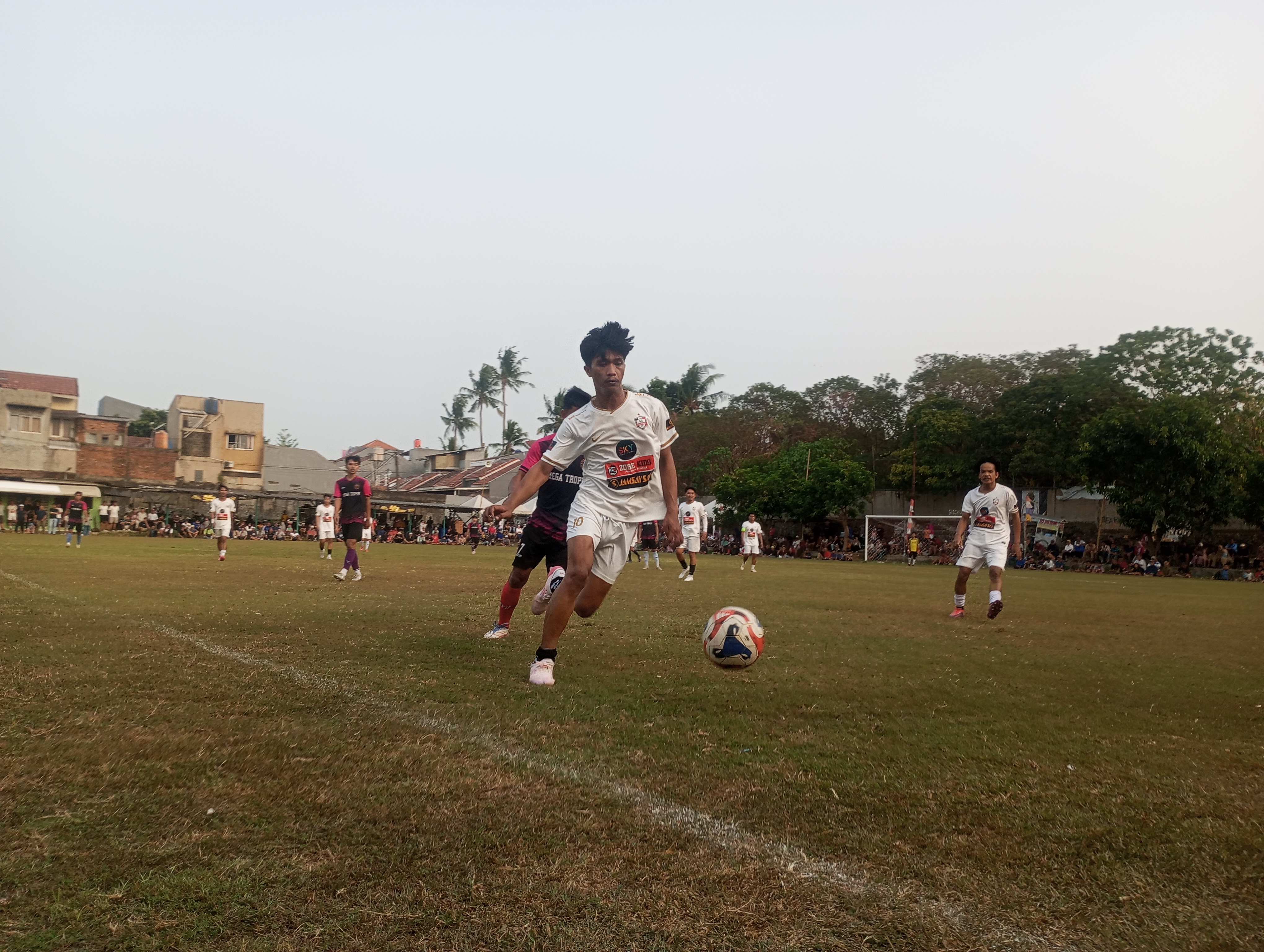 Pemain PKP Kreo kuasai bola dikejar pemain Pajajaran FC pada Jumat (16/10/2026) sore (red/tangselpos.id).