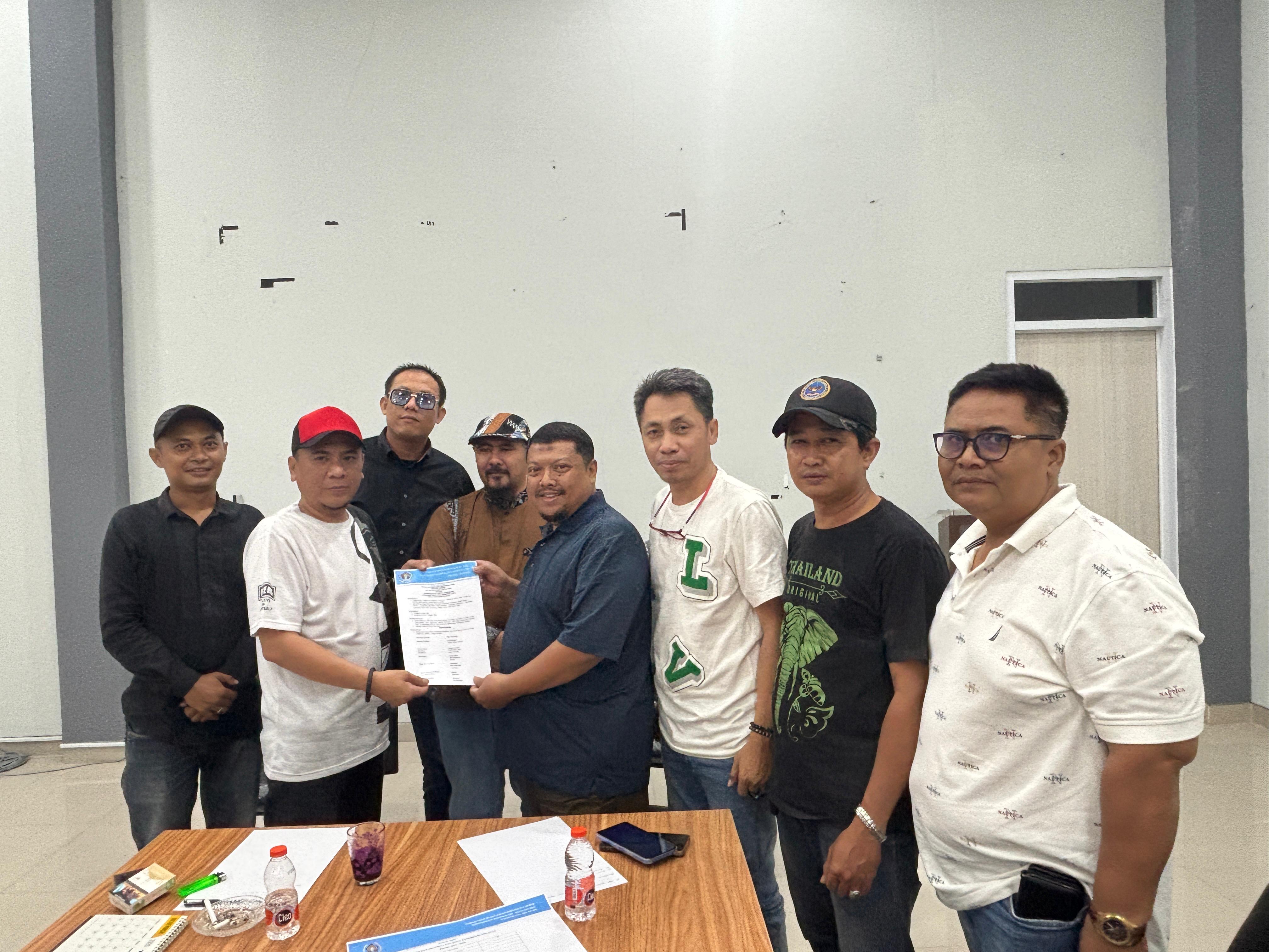PANITIA KONFERENSI - Penyerahan SK Panitia Konferensi PWI Kota Tangsel. Konferensi PWI Kota Tamgsel akan digelar pada Desember 2026.