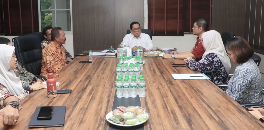 RAPAT. Wabup Lebak Amir Hamzah sedang melakukan rapat pembahasan RTRW dan RDTR tiga kecamatan bersama pihak ATR/BPN, di ruang kerjanya, Kamis (29/10). (DOK. PROKOPIM SETDA LEBAK)