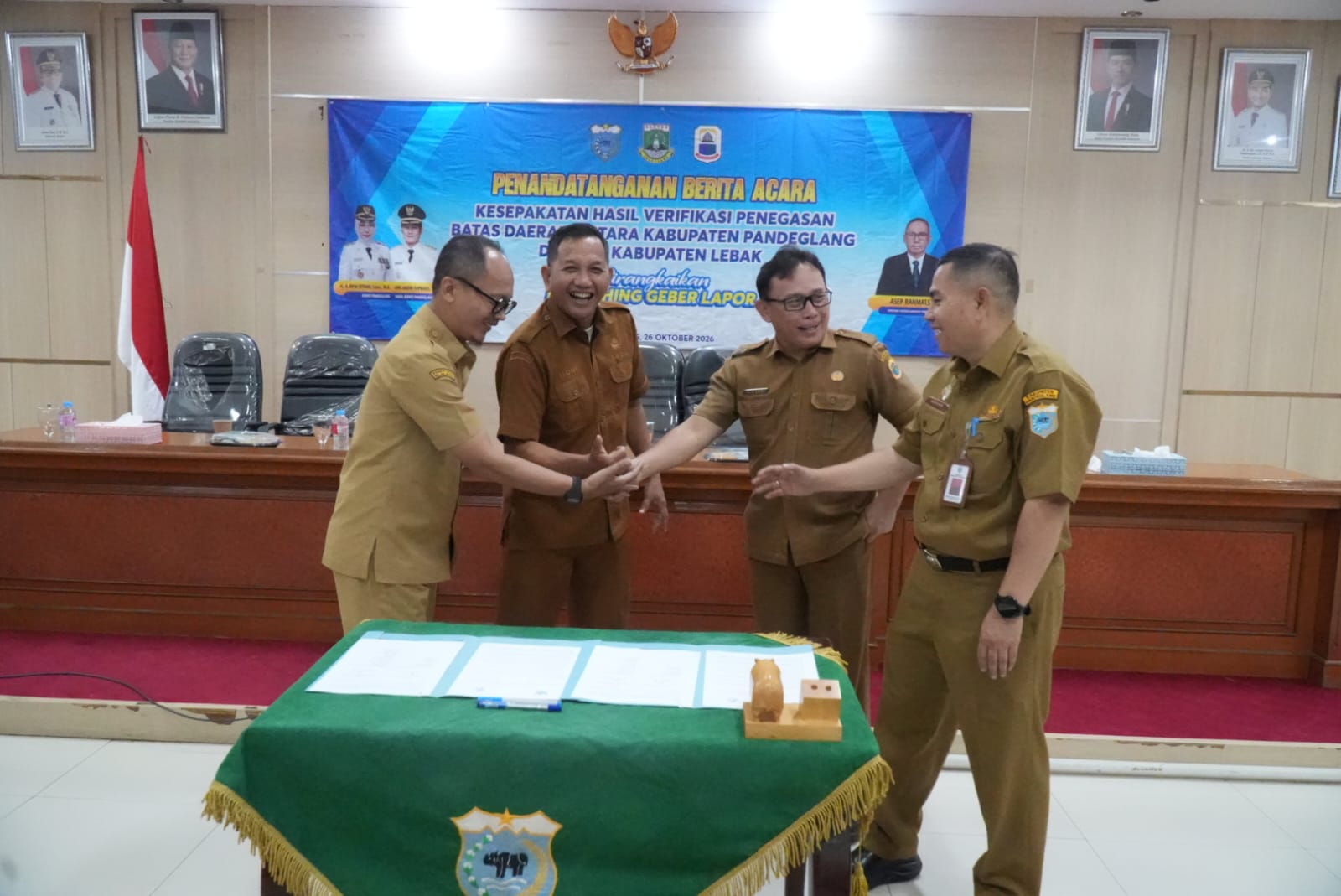 Pejabat dua daerah, Pandeglang dan Lebak bersalaman usai menandatangani berita acara kesepatan hasil verifikasi penegasan batas antar daerah, di Oproom Setda Pandeglang, Senin (26/10/2026).(Istimewa)