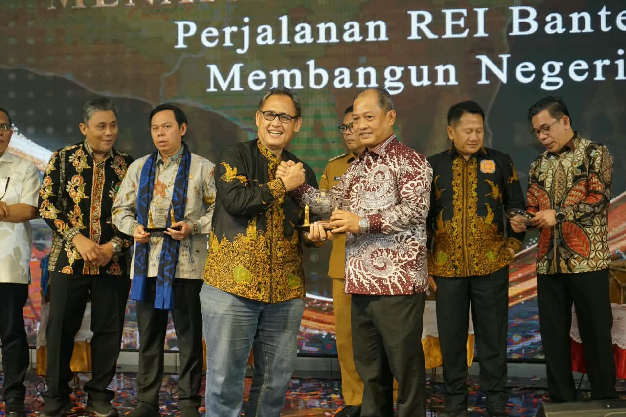 PENGHARGAAN. Wakil Bupati Serang Muhammad Najib Hamas menerima penghargaan pada pembukaan Musyawarah Daerah (Musda) IX DPD REI Banten di salah satu hotel di Kota Serang, Senin (26/10). HUMAS PEMKAB SERANG