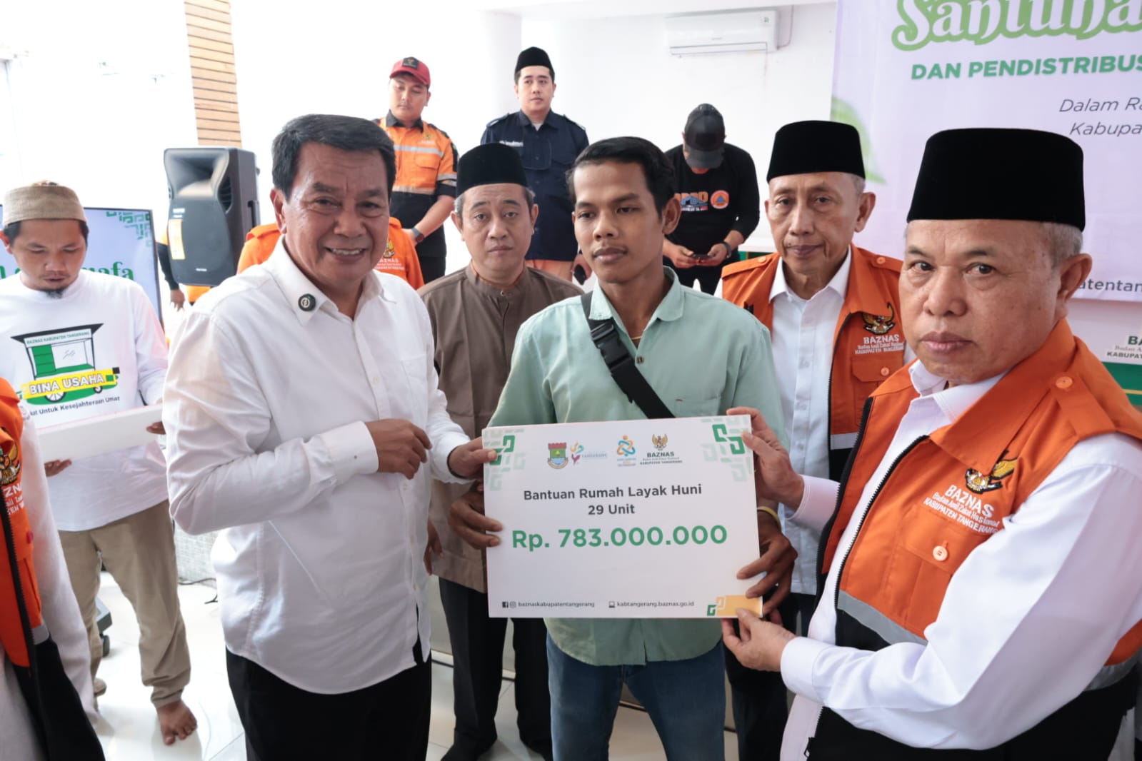 Bupati Tangerang Moch. Maesyal Rasyid menyerahkan 80 gerobak di Kantor BAZNAS, Citra Raya, Panongan, Jumat (23/10/2026).