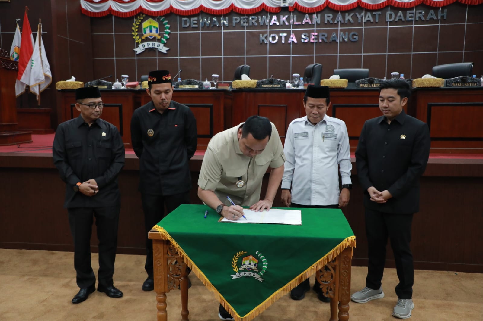 Wali Kota Serang, Budi Rustandi menandatangai surat kesepakatan bersama DPRD terkait usulan penetapan Kota Serang sebagai Ibu Kota Provinsi Banten, Kamis (1/10/2026).(Istimewa)