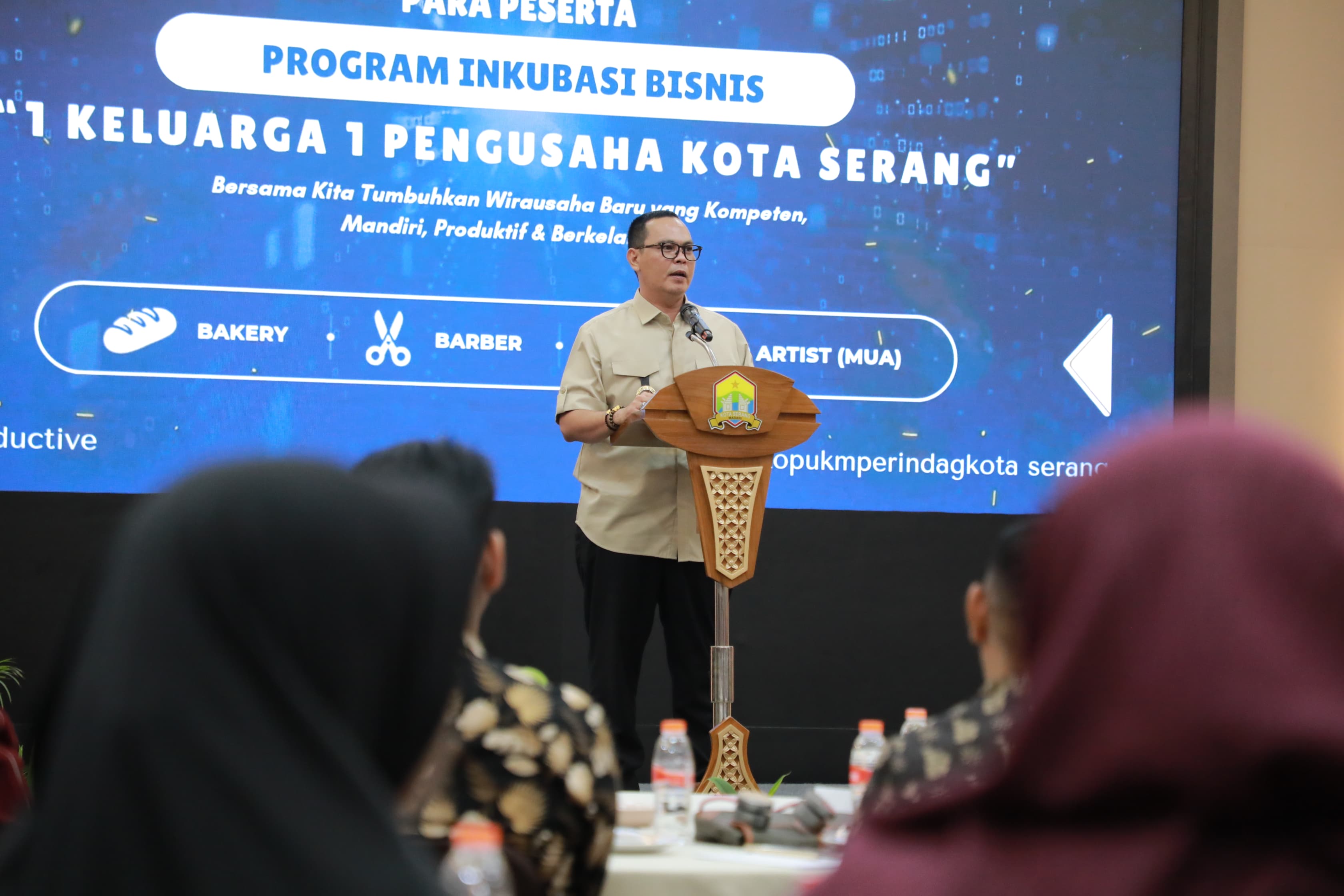 Wali Kota Serang, Budi Rustandi saat menyampaikan sambutan dalam acara pelatihan kewirausahaan tersebut di satu Hotel di Kota Serang, Jumat (9/10/2026).(Istimewa)