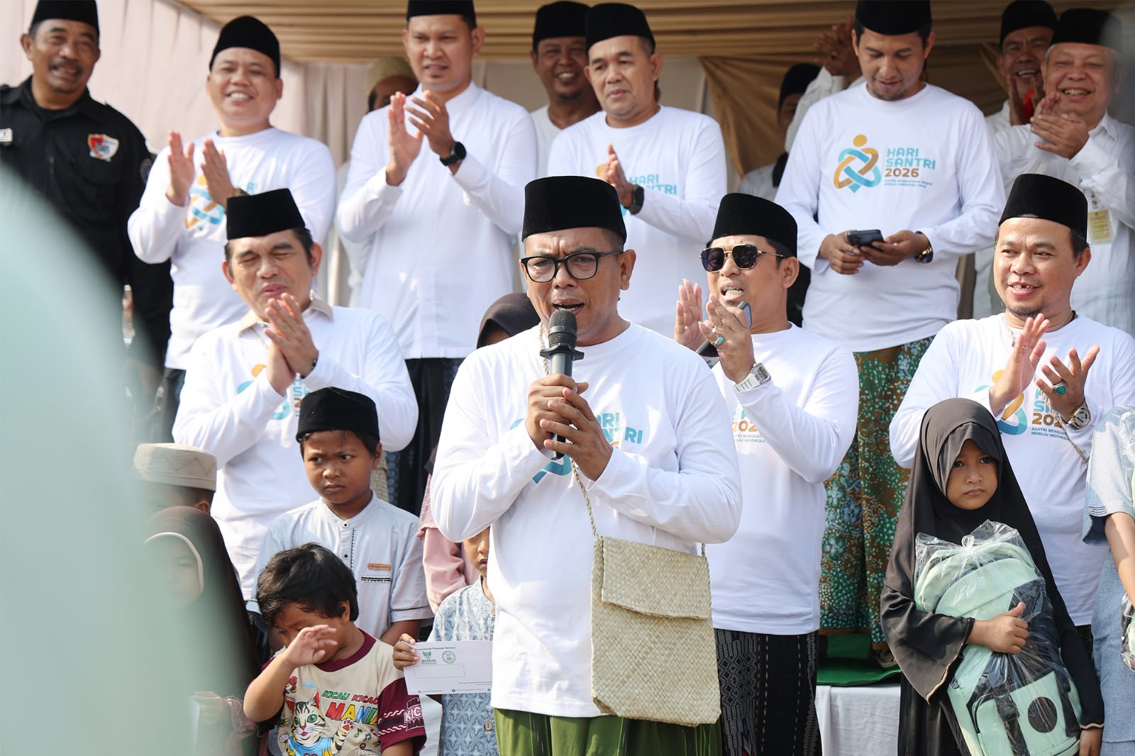 JALAN SEHAT. Gubernur Banten Andra Soni saat melepas Jalan Sehat Sarungan dalam rangka Hari Santri Nasional 2026 di Coconut Island Jl. Raya Carita No. 8 Km 3, Caringin, Labuan, Pandeglang Minggu (18/10). BIRO ADPIM PEMPROV BANTEN