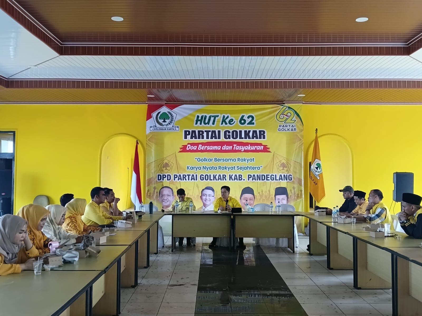 BERI ARAHAN. Momen HUT ke-62 Partai Golkar, Ketua DPD Partai Golkar Kabupaten Pandeglang, Tb Agus Khatibul Umam, didampingi Sekretarisnya Uus Usamah, sedang memberikan arahan usai melakukan ziarah dan tabur bunga di Taman Makam Pahlawan (TMP), kemarin. (NIPAL SUTIANA/TANGSEL POS)