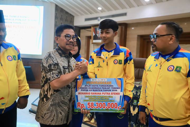 SIMBOLIS. Wali Kota Tangerang, Sachrudin, secara simbolis memberikan bonus kepada atlet berprestasi di ajang Popda XII dan Peparpeda IX yang berlangsung di Ruang Akhlakul Karimah Pusat Pemerintah (Puspem) Kota Tangerang, Kamis (15/10).