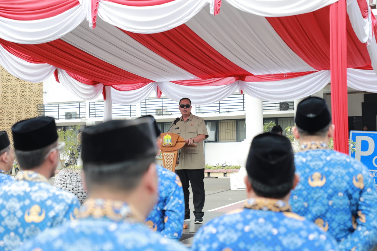 Wali Kota Serang, Budi Rustandi saat menyampaikan arahan dalam acara pelantikan puluhan pejabat di lapangan Puspemkot Serang, Senin (12/10/2026).(Istimewa)