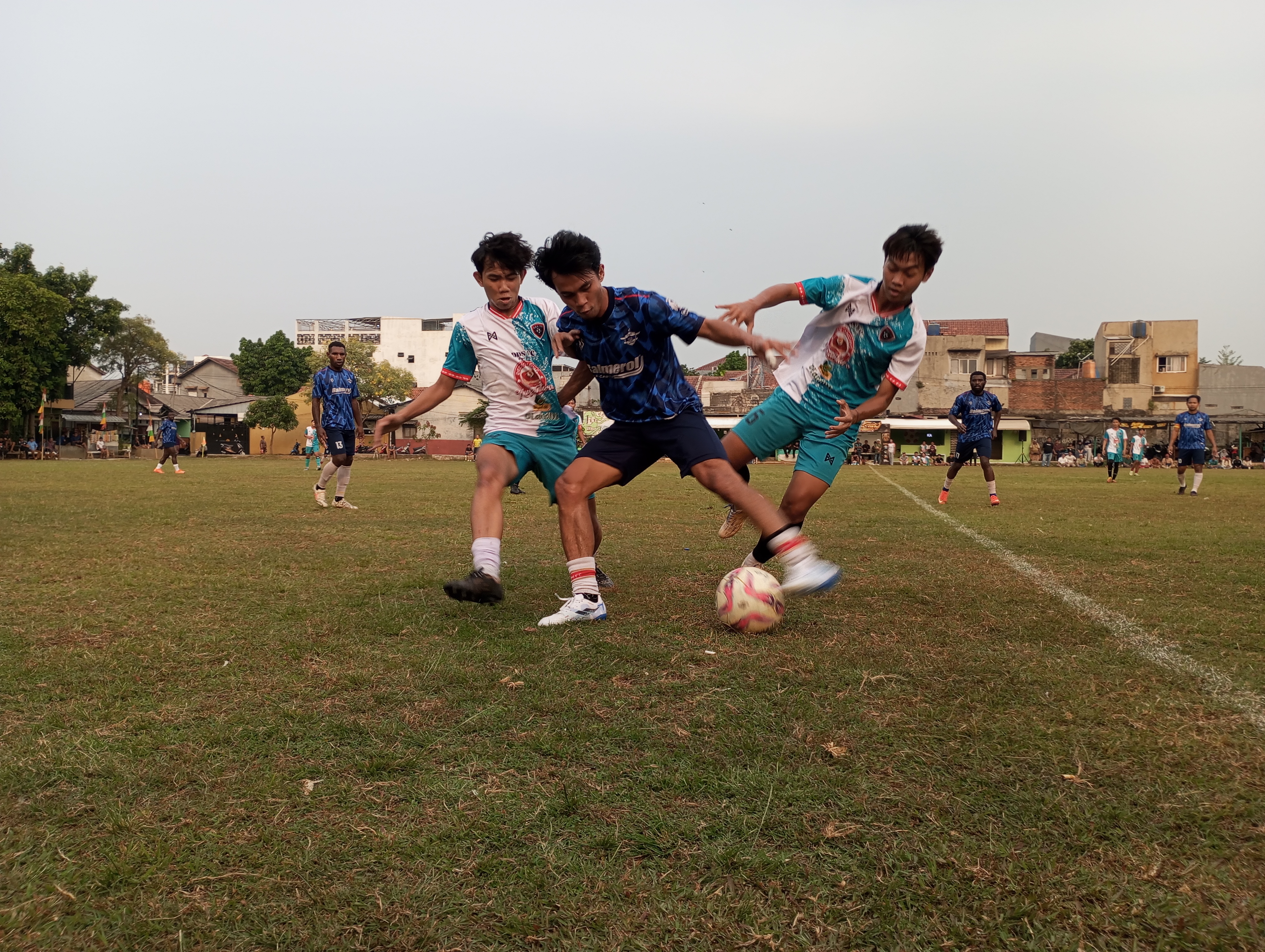 Pemain Persipu (tengah) dihadang dua pemain Karosse FC, Selasa (06/10/2026).(red/tangselpos.id).