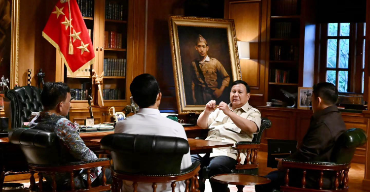Presiden Prabowo saat berbincang dengan Kepala Bakom Syahganda Nainggolan dan Wakil Kepala Bakom Fadli Tri Hartono. Foto : Ist