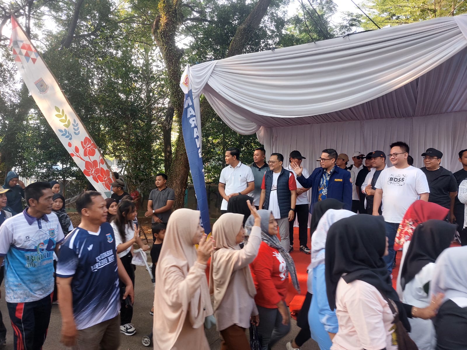 JALAN SANTAI. Antusias warga saat mengikuti jalan santai dalam rangka Bulan Bakti Karang Taruna tingkat Provinsi Banten