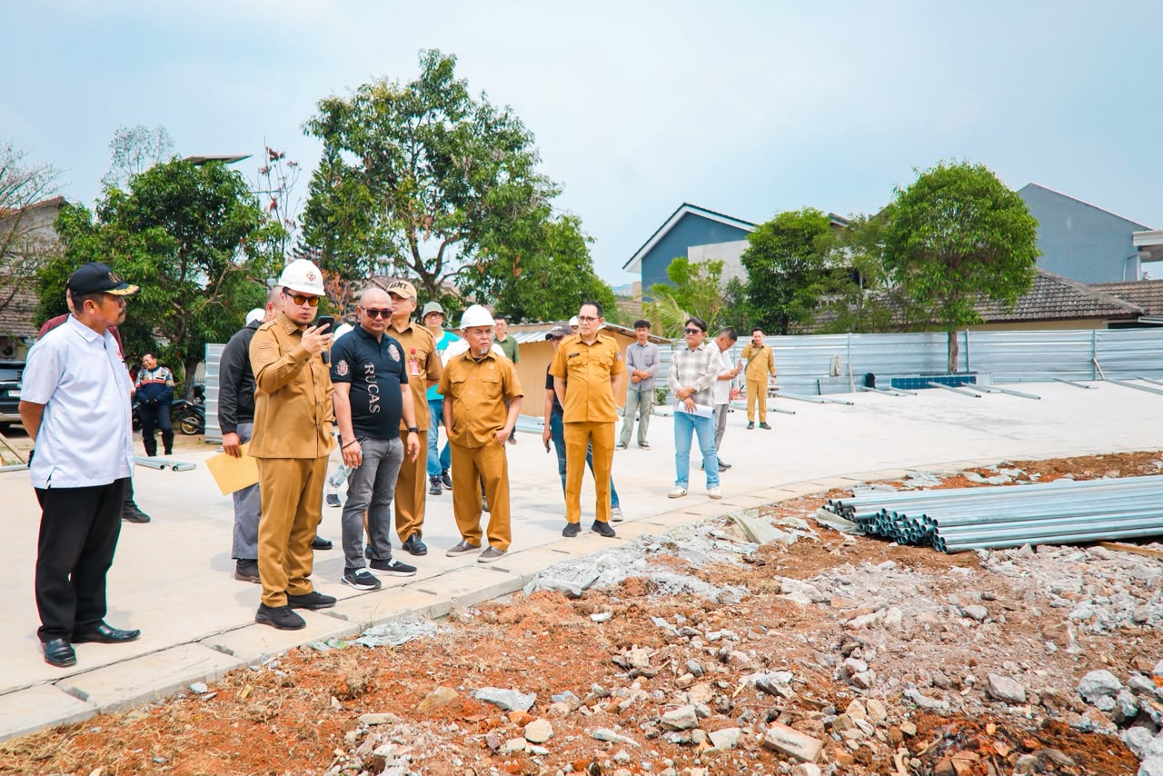 VENUE PORPROV. Wakil Wali Kota Tangsel, Pilar Saga Ichsan saat mengecek pembangunan venue cabor sepatu roda di wilayah Serpong.
