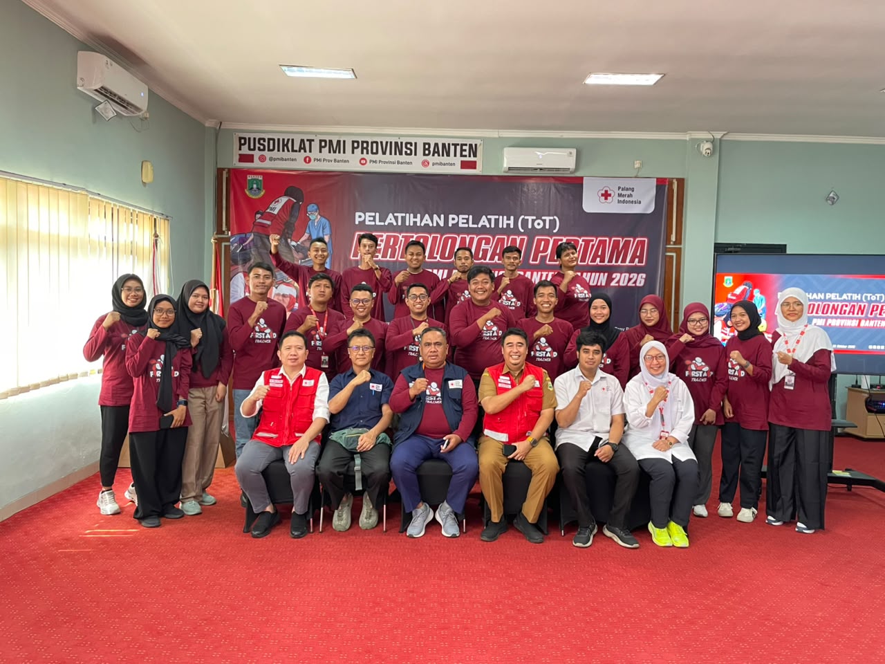 PERTOLONGAN PERTAMA. Relawan PMI kabupaten/kota foto bersama usai mengikuti pelatihan pertolongan pertama yang digelar di Pusdiklat PMI Provinsu Banten, Kalodran, Kota Serang, Senin (19/10). IST