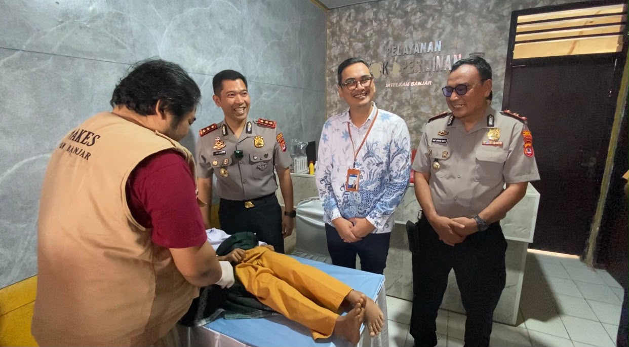 PROSES SUNAT. Kapolres Pandeglang AKBP Sonny Harsono bersama Kapolsek Banjar, dan pihak terkait lainnya, secara langsung menyaksikan proses sunat, di lingkungan Mapolsek Banjar, Selasa (13/10). (ISTIMEWA)
