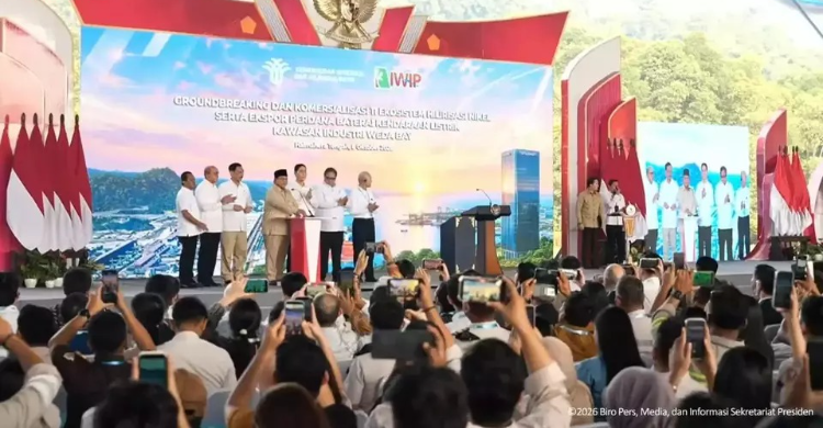 Presiden Prabowo dalam acara groundbreaking dan komersialisasi 11 ekosistem hilirisasi nikel serta ekspor perdana baterai kendaraan listrik di Kawasan Industri Weda Bay, Halmahera Tengah, Maluku Utara. Foto : Ist